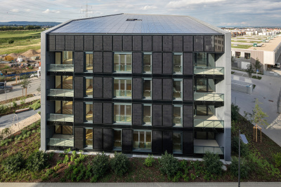Das mehrstöckige Energiehaus Plus im Frankfurter Quartier Riedberg mit Solarkollektoren auf dem flachen Dach.