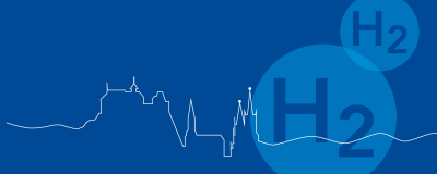 Zwei Kreise mit H2-Symbol rechts vor blauem Hintergrund, unten weiße Skyline-Linie einer Stadt.